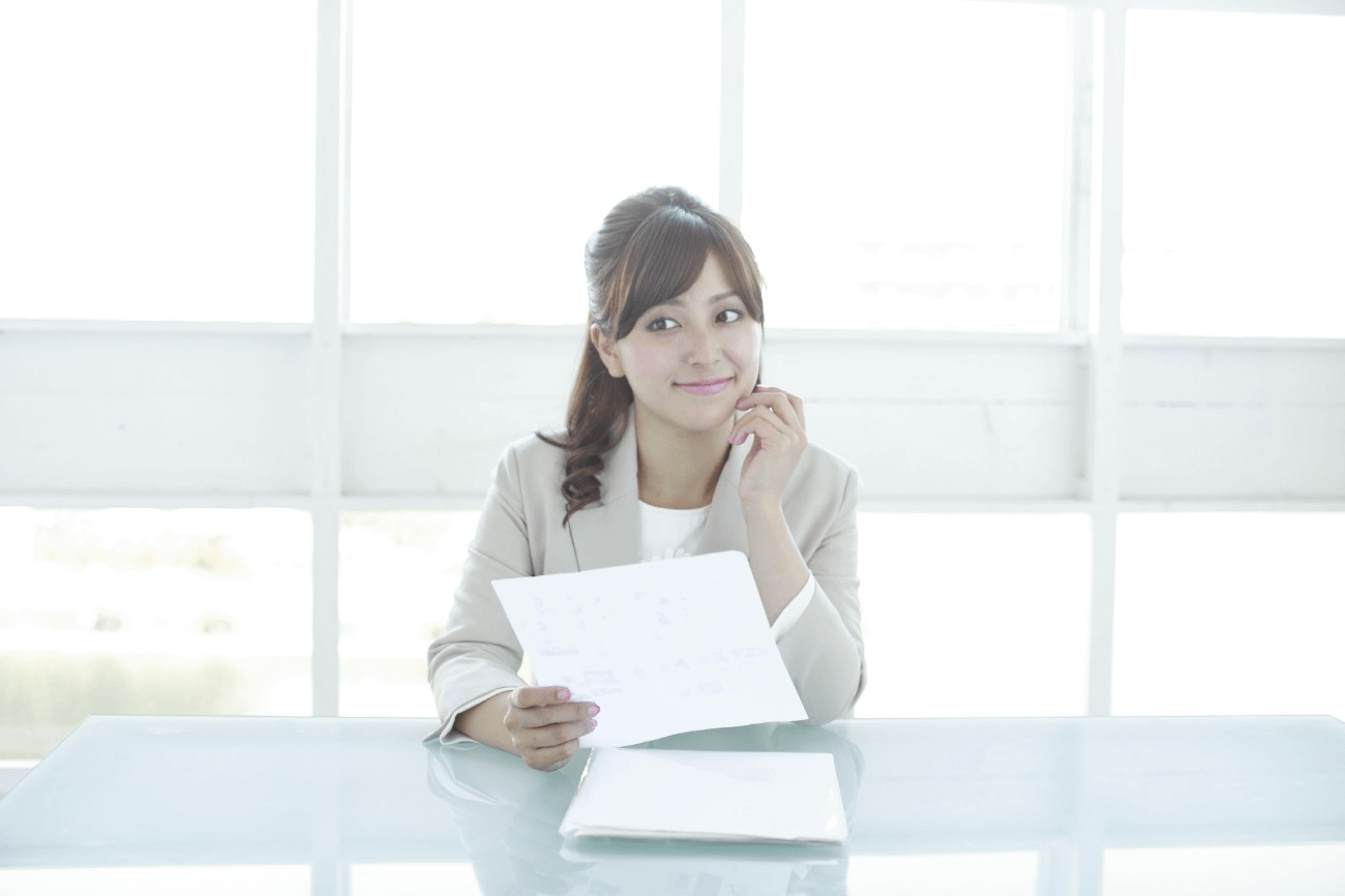 書類を持つ女性写真